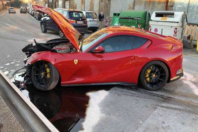 Автомойщик разбил Ferrari футболиста за €300 тысяч (ФОТО)