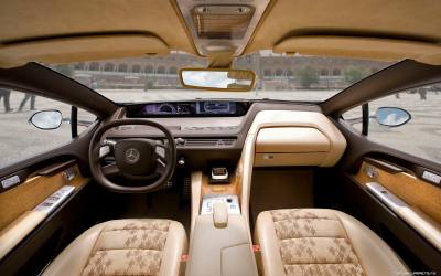 Mercedes-Benz лишился части маскировки