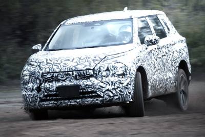 Mitsubishi показала, как прототип нового Outlander месит грязь (ВИДЕО)
