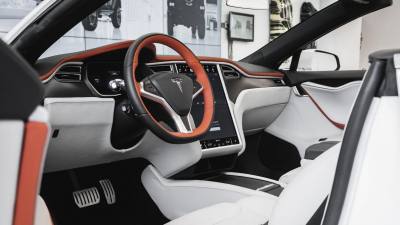 Tesla Model S лишилась крыши и пары дверей в исполнении итальянских тюнеров