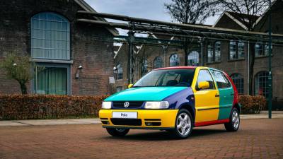 Volkswagen Polo снова раскрасили в «Арлекина» — в честь рекламной машины 1995 года
