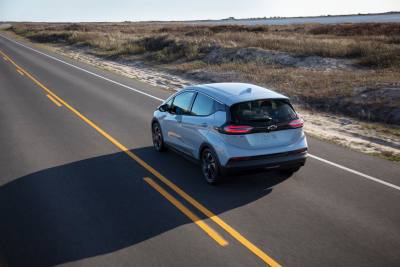 Электромобиль Chevrolet Bolt обновился, стал дешевле и обзавелся кросс-версией