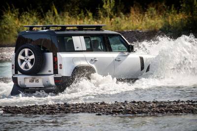  Land Rover сделает из актуального внедорожника Defender пикап