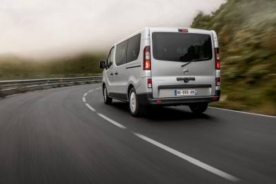 Nissan NV300 Combi стал более угловатым по примеру родственного Трафика