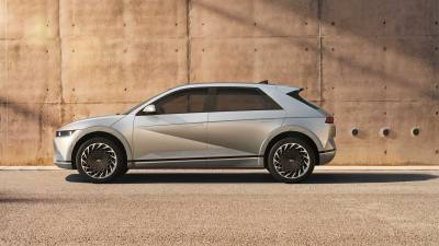 Первый массовый электромобиль Hyundai: эффектный ретродизайн и огромная колесная база