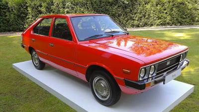 Первый массовый электромобиль Hyundai: эффектный ретродизайн и огромная колесная база