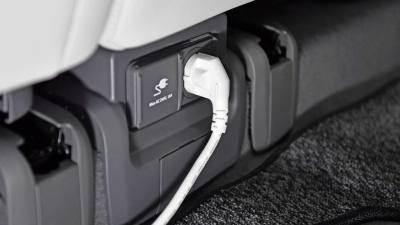 Первый массовый электромобиль Hyundai: эффектный ретродизайн и огромная колесная база