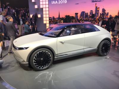 Первый массовый электромобиль Hyundai: эффектный ретродизайн и огромная колесная база