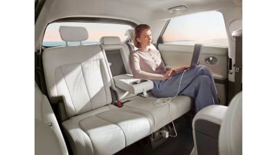 Первый массовый электромобиль Hyundai: эффектный ретродизайн и огромная колесная база