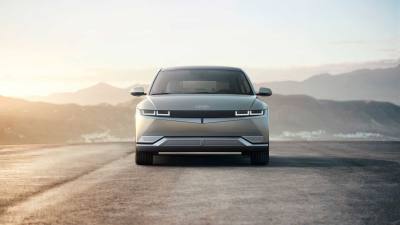 Первый массовый электромобиль Hyundai: эффектный ретродизайн и огромная колесная база