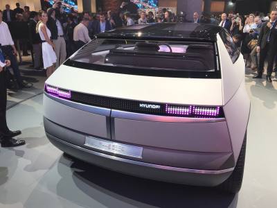 Первый массовый электромобиль Hyundai: эффектный ретродизайн и огромная колесная база