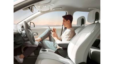 Первый массовый электромобиль Hyundai: эффектный ретродизайн и огромная колесная база