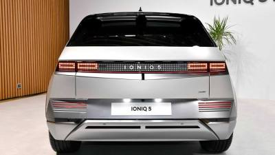 Первый массовый электромобиль Hyundai: эффектный ретродизайн и огромная колесная база