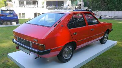 Первый массовый электромобиль Hyundai: эффектный ретродизайн и огромная колесная база