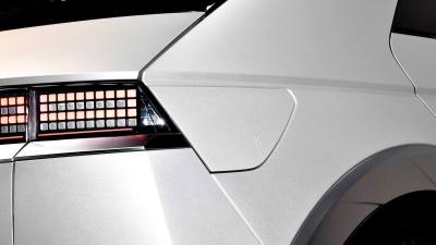 Первый массовый электромобиль Hyundai: эффектный ретродизайн и огромная колесная база