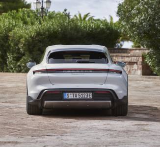 Porsche представила электрический кросс-универсал Taycan Cross Turismo