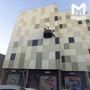 В московском ЖК Porsche пробил стену и застрял в ней