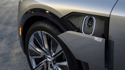 Cadillac показал серийную версию своего первого электромобиля Lyriq