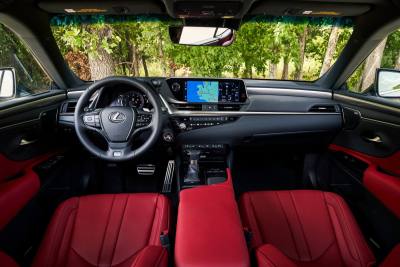 Lexus представит обновленный ES и концепт электромобиля на выставке в Шанхае